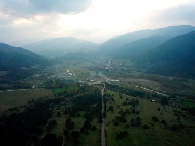Sisli bir günde dramatik dağların ve bulutların hava manzarası