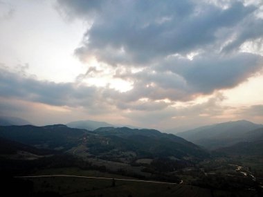 Sisli bir günde dramatik dağların ve bulutların hava manzarası