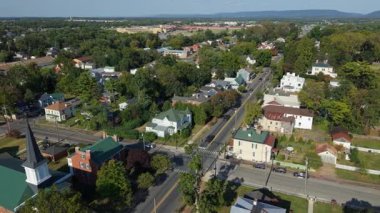 Charles Town, Batı Virginia 'nın canlı yaz manzarasını hava manzaralarıyla keşfedin. Yeşillik ve büyüleyici mahalleler yukarıdan görünür..