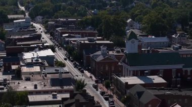 Yazın Charles Town, Batı Virginia 'yı kaplayan nefes kesici hava manzaraları canlı caddeleri, yemyeşil ve canlı toplum ruhunu gözler önüne seriyor..