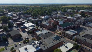 Charles Town, Batı Virginia üzerinde canlı yaz manzaraları, yukarıdan büyüleyici mimari ve yemyeşil manzaralar sergiliyor..