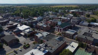 Yaz boyunca Charles Town, Batı Virginia 'nın canlı caddelerini ve manzaralarını tecrübe edin. Kasabaların cazibesini ve doğal çevresini hava manzaralarıyla sergileyin..