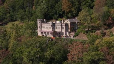 Berkeley Springs WV 'deki şatonun göz kamaştırıcı hava manzaralarını keşfedin. Yeşillik, büyüleyici mimari ve bu huzurlu yerin canlı yaz atmosferini sergileyin..