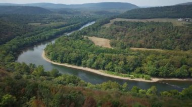 Panorama Overlook 'dan göz kamaştırıcı hiperhızlandırılmış manzara, Berkeley Springs' in güzelliğini Maryland, Pennsylvania ve Potomac Nehri 'nin panoramik manzarasıyla gözler önüne seriyor..