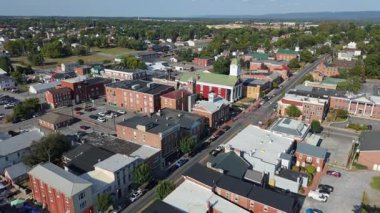 Yaz boyunca Batı Virginia, Charles Town 'ın büyüleyici hava manzarası. Gökten bereketli manzaralar, canlı mahalleler ve tarihi yapılar keşfedin..