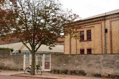 Bir bisiklet ile şehir manzarası. Sonbahar.