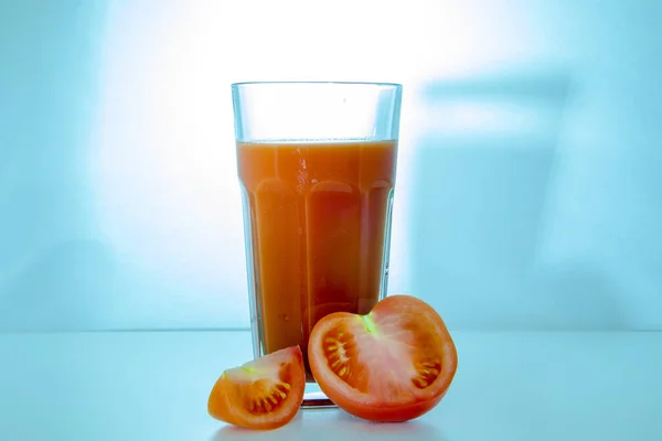 Glass Tomato Juice Sliced Tomato Blue Background — Stock Photo, Image