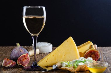 Peynir, bruschetta, meyve ve bal. Peynir için bir araç. Ahşap sekmesi