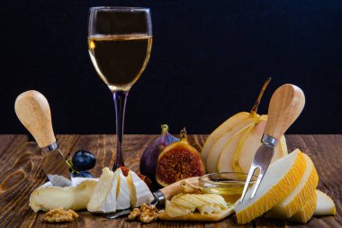 Peynir, bruschetta, meyve ve bal. Peynir için bir araç. Ahşap masa