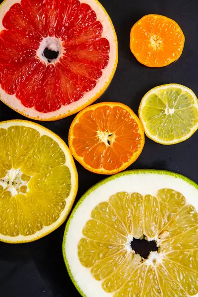 limon dilimleri siyah arka plan üzerine yuvarlak