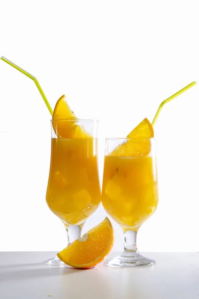 Vaso Con Zumo Naranja Rodajas Fruta Hielo Rodajas Naranja Sobre —  Fotos de Stock