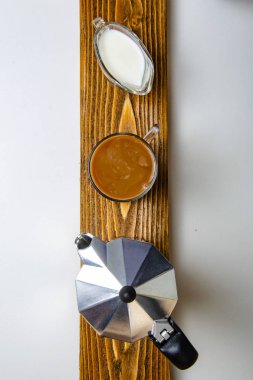 Cam bardak kahve, kahve makinesi ve tatlılar. Üstten görünüm .