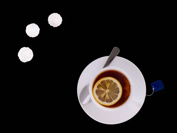 白色杯与茶和柠檬在黑色的背景 顶视图 — 图库照片