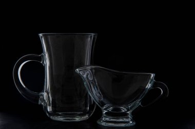 kahve, bir fincan ve süt sürahi yapmak için çanak çömlek. Siyah arka plan