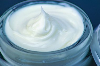 Krem beyaz. Kozmetik bir örnek. Smear krem yüz.