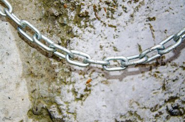 eski beton duvarın arka plan üzerinde zincir