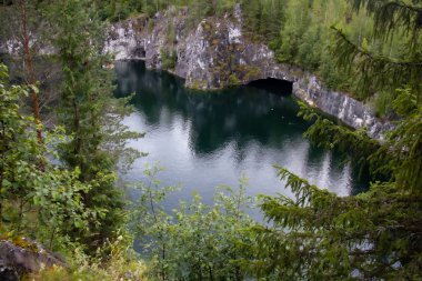 Mermer bir kanyonda dağ turkuaz gölü.