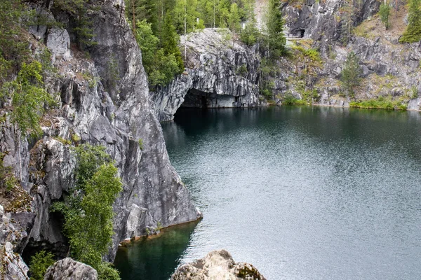 Lago Cañón con altos acantilados de mármol cubierto de árboles y arbustos . — Foto de Stock