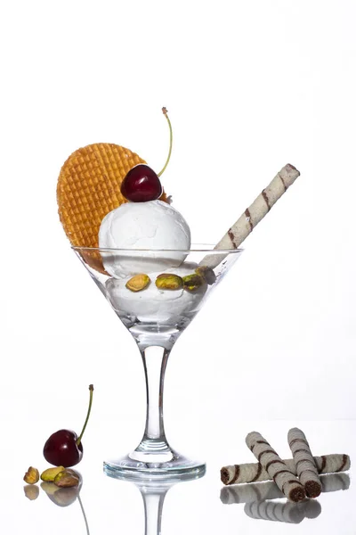 Vidrio Con Bolas Helado Con Disco Waffle Pajitas Pistachos Cerezas — Foto de Stock