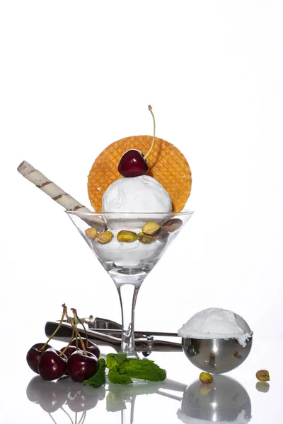 Vidrio Con Bolas Helado Decorado Con Cerezas Productos Gofres Una — Foto de Stock