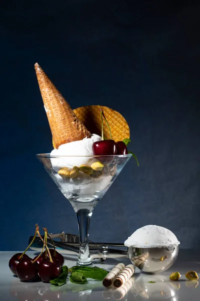 Egy Pohár Fagylaltgolyókkal Egy Fordított Szarvú Cseresznyével Egy Gofri Korong — Stock Fotó
