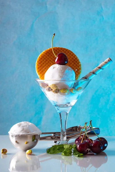 Vidrio Con Bolas Helado Decorado Con Cerezas Productos Gofres Una — Foto de Stock