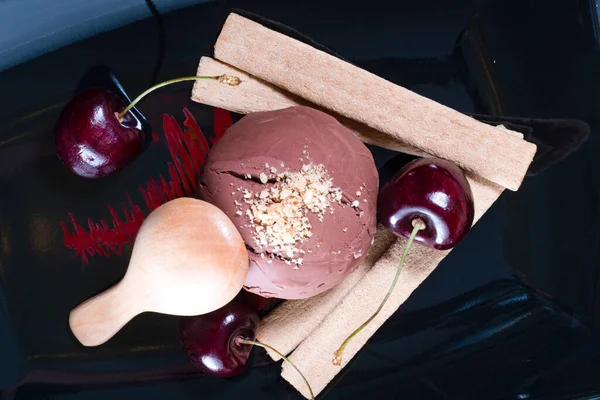 Helado Chocolate Con Chispas Galletas Cerezas Plato Negro Vista Superior — Foto de Stock