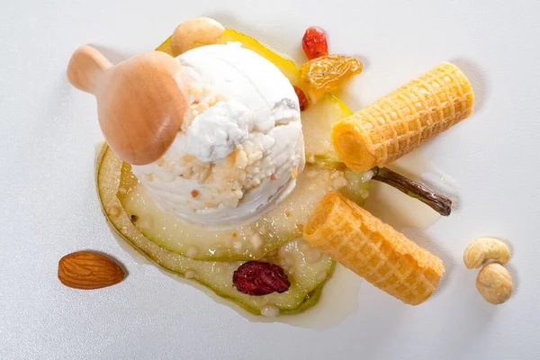 Helado Blanco Sobre Una Pera Rodajas Vertido Con Almíbar Nueces — Foto de Stock