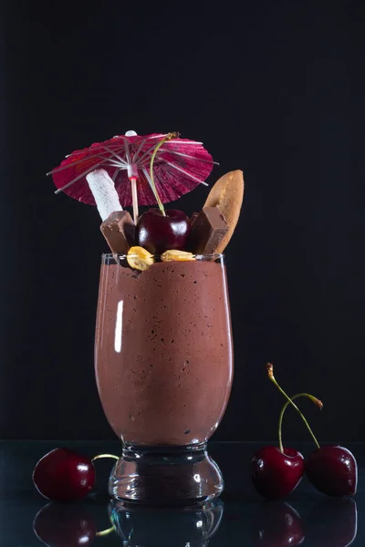 Helado Chocolate Vaso Decorado Con Tubo Gofre Galletas Nueces Cerezas — Foto de Stock