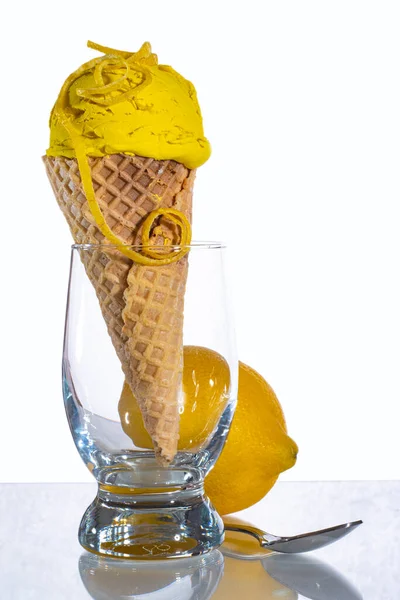 Cone Com Sorvete Limão Raspas Copo Fundo Limão Uma Mesa — Fotografia de Stock