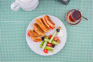 Domates, salatalık ve çaylı Türk tost tabağı.
