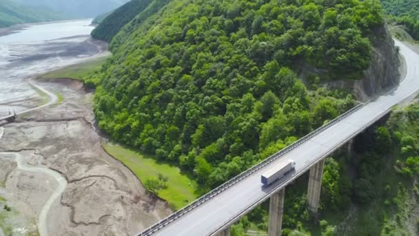 Camions Énormes Conduisant Sur Pont Dans Une Belle Campagne Séquence Vidéo