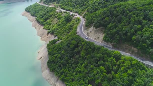 Vue Aérienne Des Voitures Conduites Par Lac Séquence Vidéo Libre De Droits