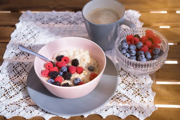 건강 한 아침 식사-커피 한 잔 그릇에 신선한 딸기와 오트밀 — 스톡 사진