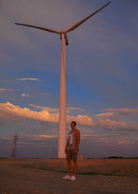 Yel değirmenleri batımını adam. 