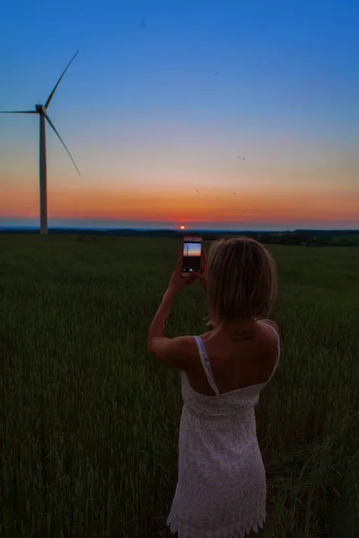 La chica tomando una foto del molino de viento —  Fotos de Stock