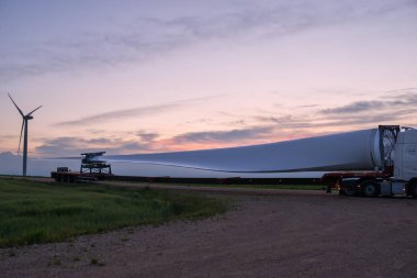 Yel değirmeni bıçak kamyon üzerinde