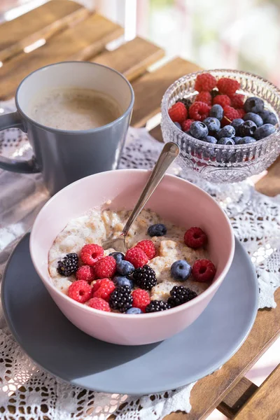 건강 한 아침 식사-커피 한 잔 그릇에 신선한 딸기와 오트밀 — 스톡 사진