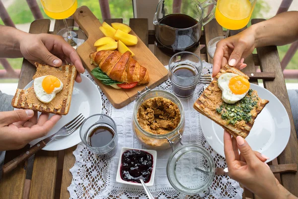 Paar frühstückt auf dem Balkon. Frühstück mit Toast, Marmelade und Kaffee — Stockfoto