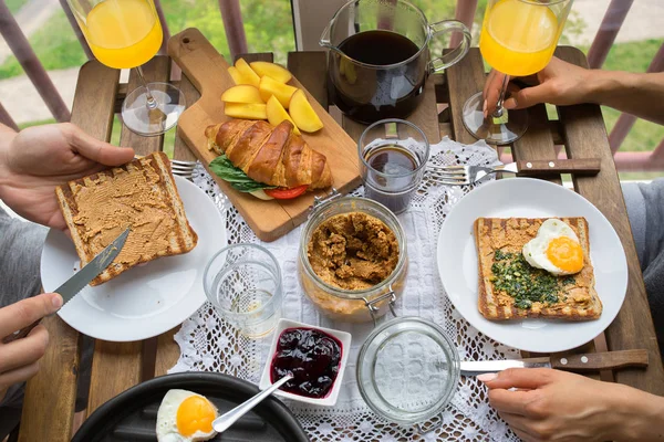 Çift balkonda kahvaltı. Kızarmış ekmek, reçel ve kahve kahvaltı