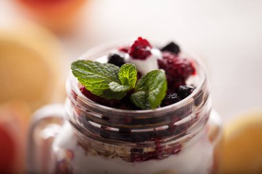 Yoğurtlu müsli ve meyveleri küçük cam Kupası