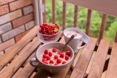 Sağlıklı kahvaltı: taze çilek kahve bir fincan ile bir kase yulaf ezmesi