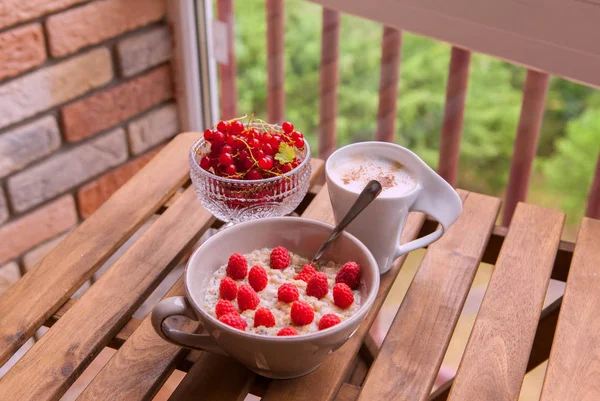 Sağlıklı kahvaltı: taze çilek kahve bir fincan ile bir kase yulaf ezmesi