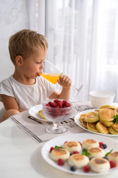 Child Has Breakfast Sunny Morning White Kitchen — Stock Photo, Image