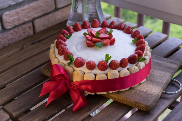 Домашний пирог со сливками, свежий, красочный и вкусный десерт с сочной клубникой, сладкими взбитыми сливками и сливочным сыром — стоковое фото