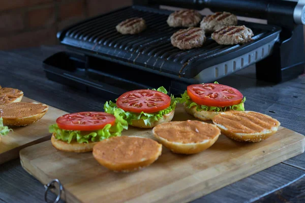 Cheeseburgers and hamburgers being grilled — Stock Photo, Image