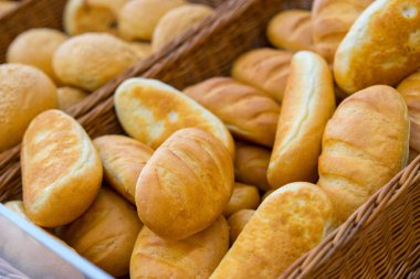 Taze pişmiş ekmekler satırları