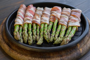 Pastırma sıcak tava üzerinde sarılı kuşkonmaz