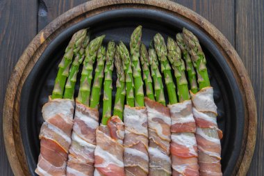 Pastırma sıcak tava üzerinde sarılı kuşkonmaz