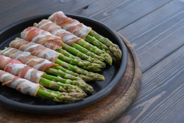 Pastırma sıcak tava üzerinde sarılı kuşkonmaz